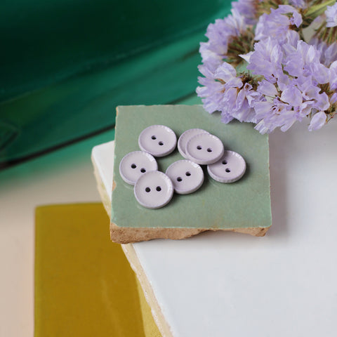 Bouton deux trous diamètre 12 mm pour la couture La Maison Naïve couleur mauve lilas