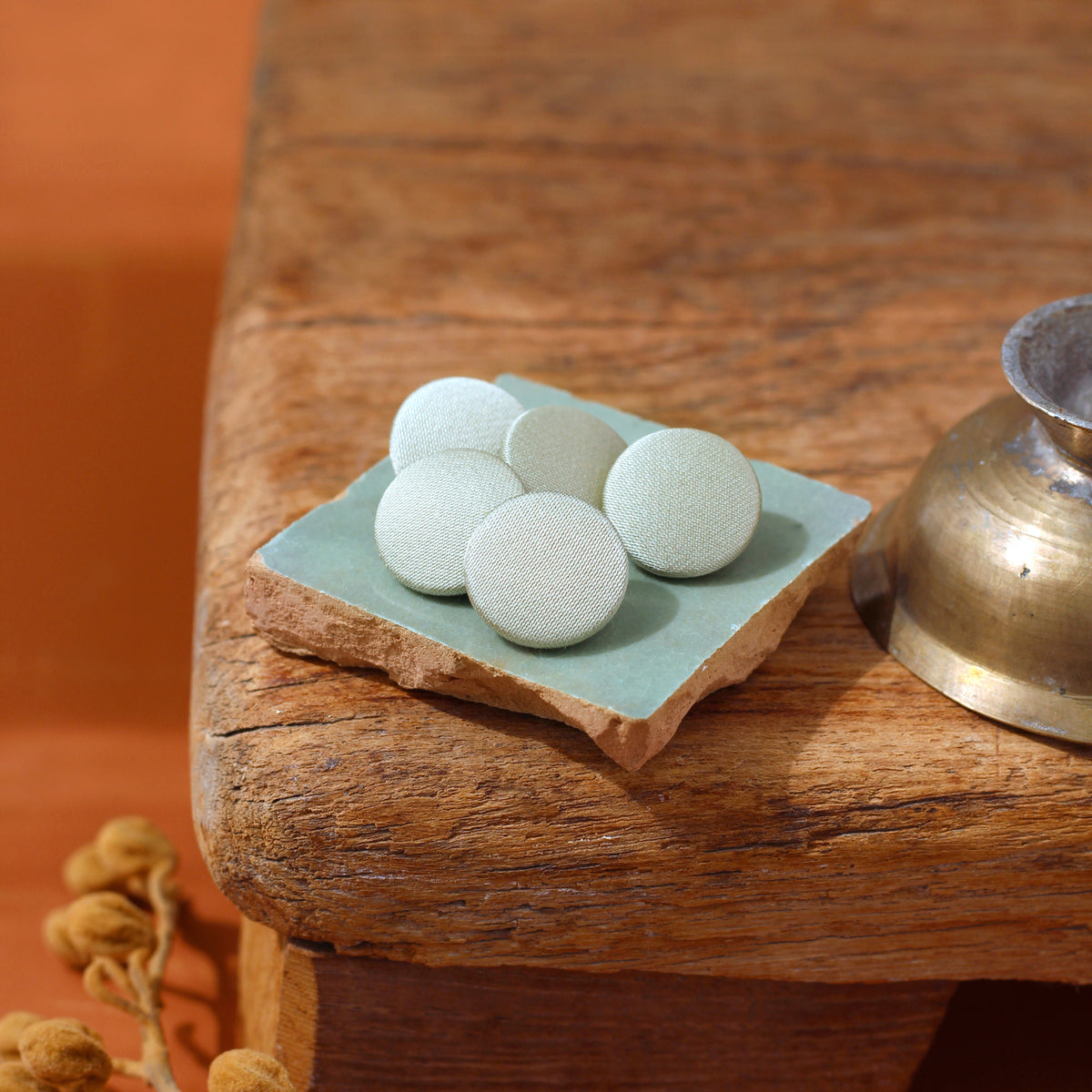 Boutons en satin de viscose vert pastel Amande La Maison Naïve