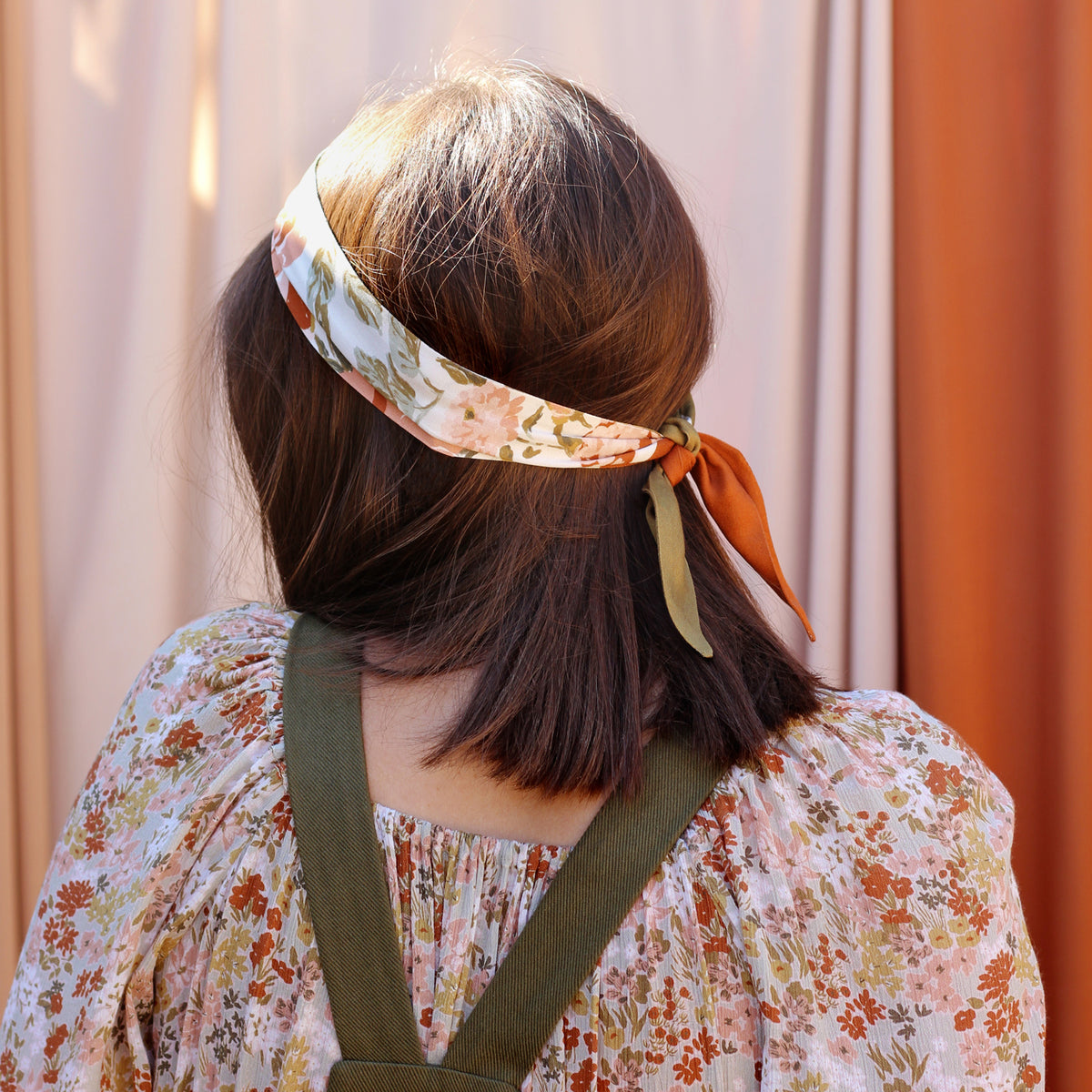 Foulard long à fleurs Jardin porté dans les cheveux