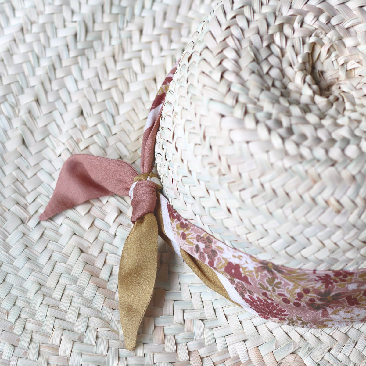 Kit de Couture Foulard à nouer fleurs Prairie La Maison Naïve sur un chapeau