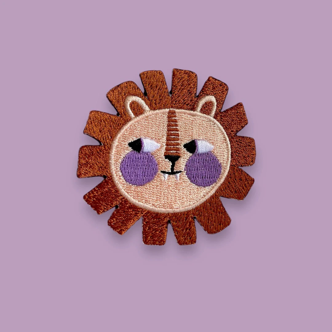 Patch thermocollant pour enfants avec un design de lion brodé de la marque Hej Patches