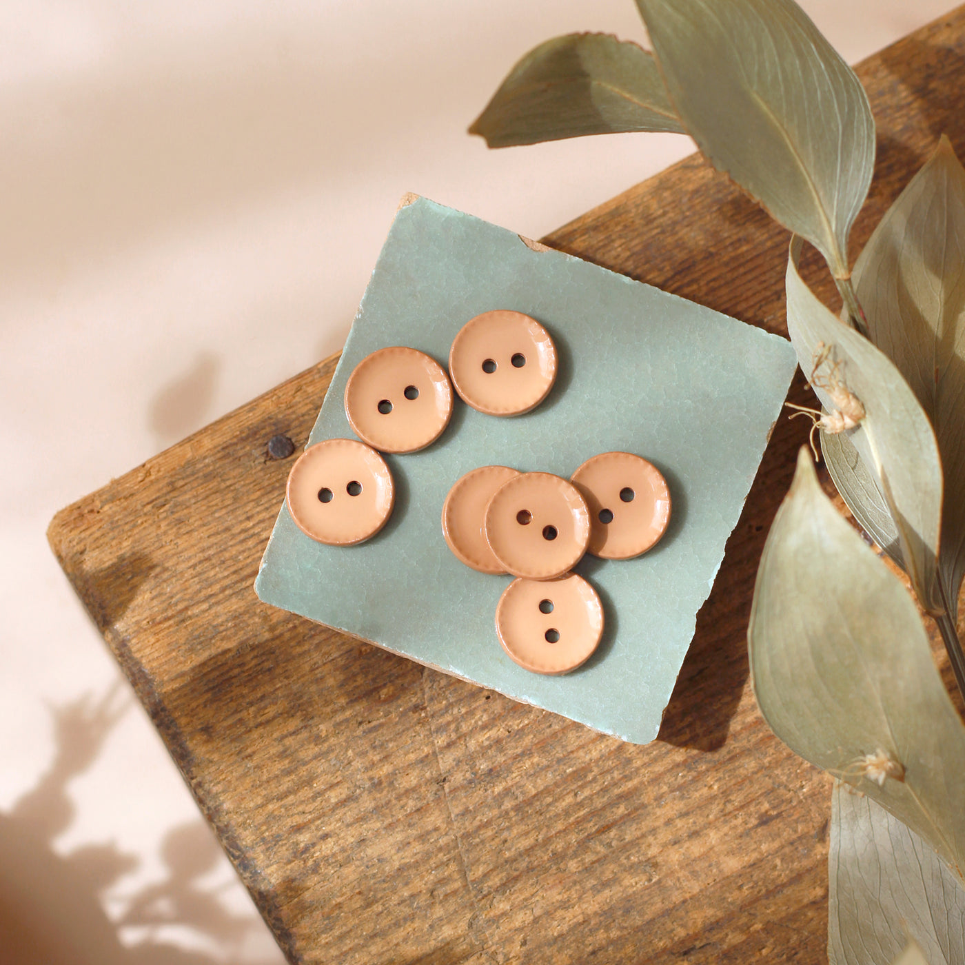 Boutons de col corail – Maison Mohs