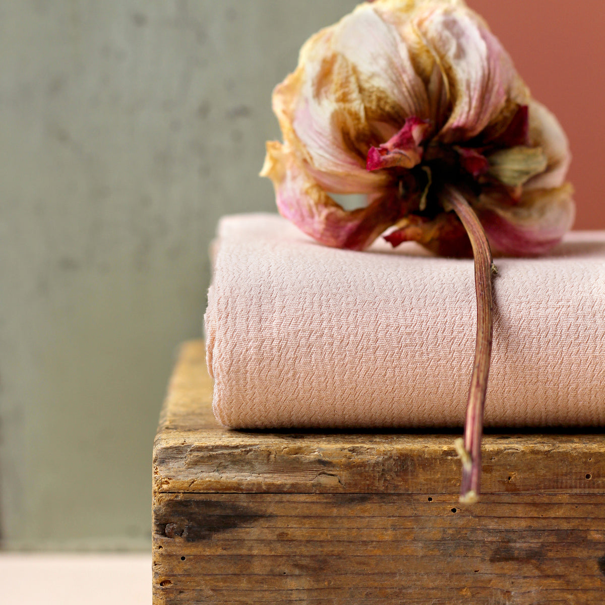 Tissu La Maison Naïve en crêpe marocain de viscose et de coloris rose clair Pétale