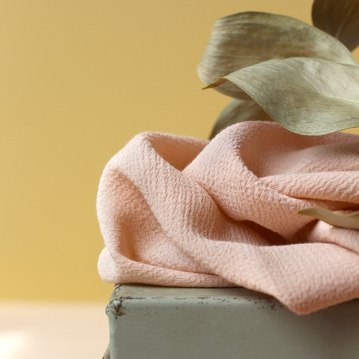 Détail de la texture du tissu Crêpe Marocain de Viscose La Maison Naïve de couleur rose pâle 