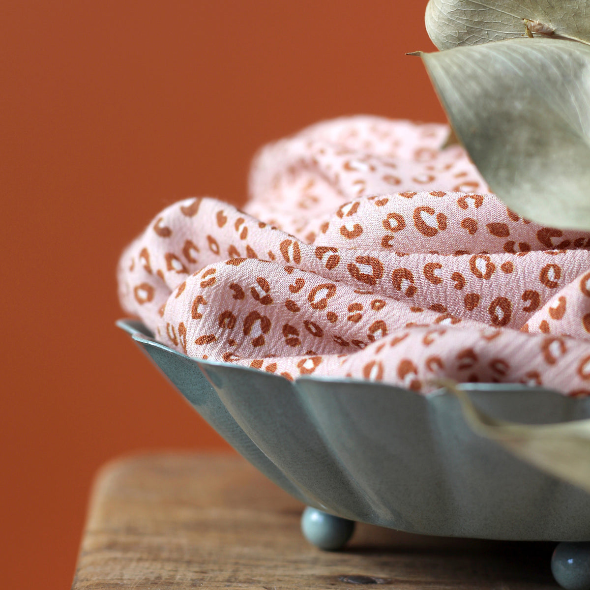 Texture du tissu en crépon de viscose La Maison Naïve à motif mini léopard rose clair
