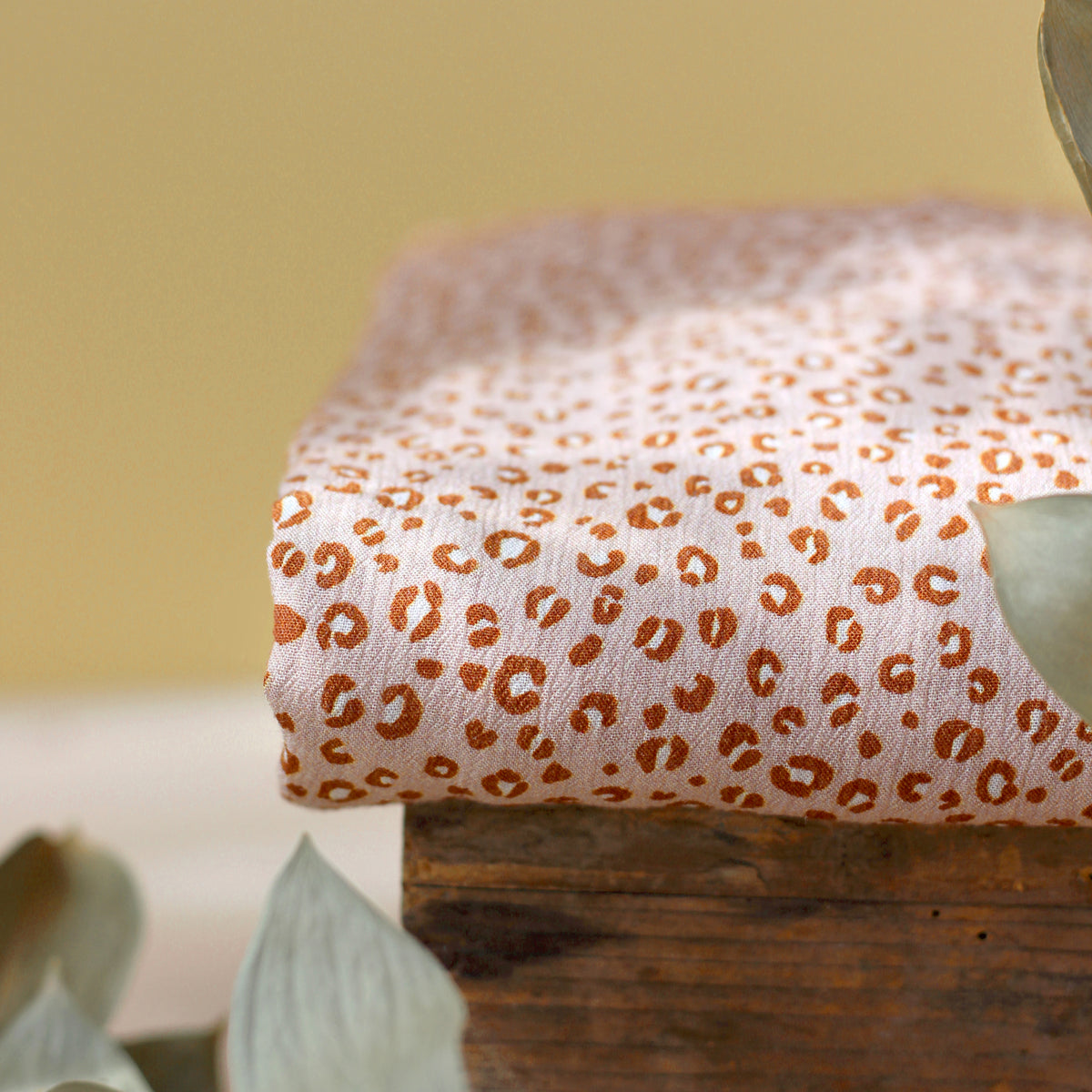 Tissu pour la couture à motif mini léopard de La Maison Naïve en couleur rose clair Pétale