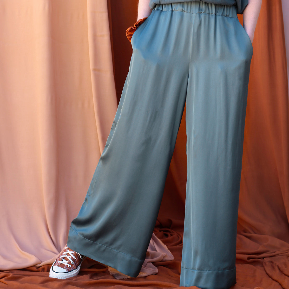 Pantalon large palazzo cousu avec le tissu Satin de viscose vert Paon La Maison Naïve