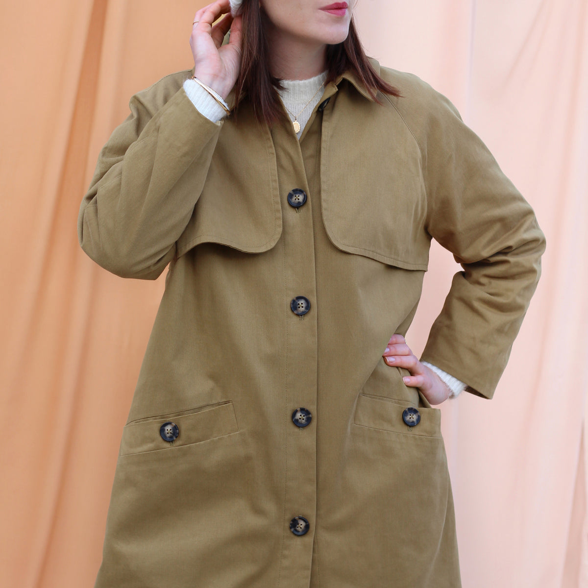 Veste trench cousue en tissu gabardine légère vert olive La Maison Naïve