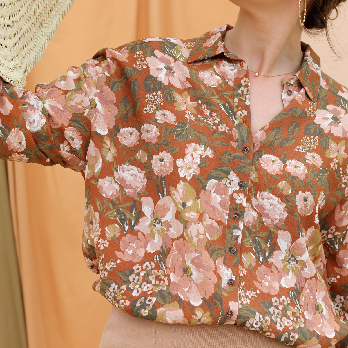 Chemise Femme cousue main en tissu à fleurs de La Maison Naïve coloris Cannelle
