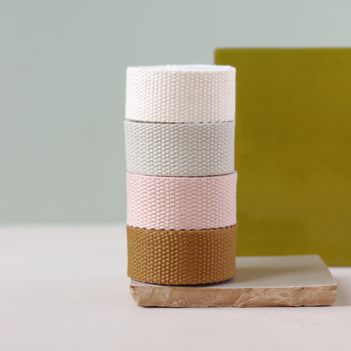 Sangle en coton La Maison Naïve dans les teintes écru, beige naturel, rose pastel et marron camel pour la couture de sacs bananes largeur 25 mm