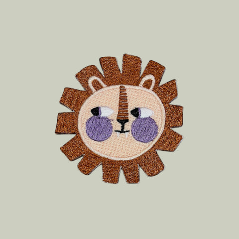 Patch thermocollant pour enfants avec un design de lion brodé de la marque Hej Patches