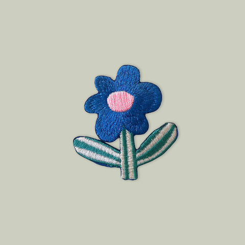 Écusson thermocollant avec fleur bleue de la marque Hej Patch pour customiser les vêtements