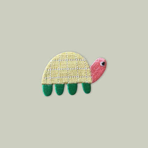 Écusson thermocollant avec tortue pastel de la marque Hej Patch pour customiser et réparer les vêtements
