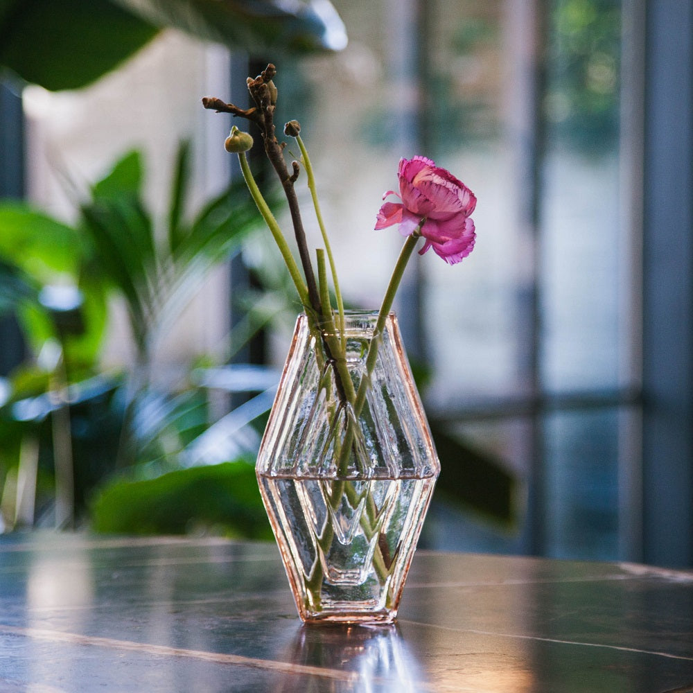 Petit Vase Hexagonal Rose en Verre Recyclé La Maison Naïve
