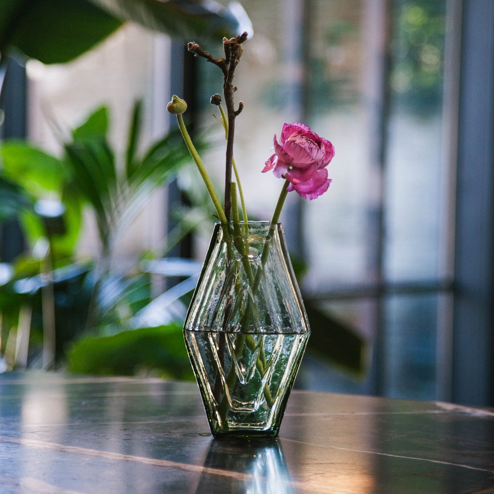 Petit Vase Hexagonal Vert Fumé en Verre Recyclé La Maison Naïve