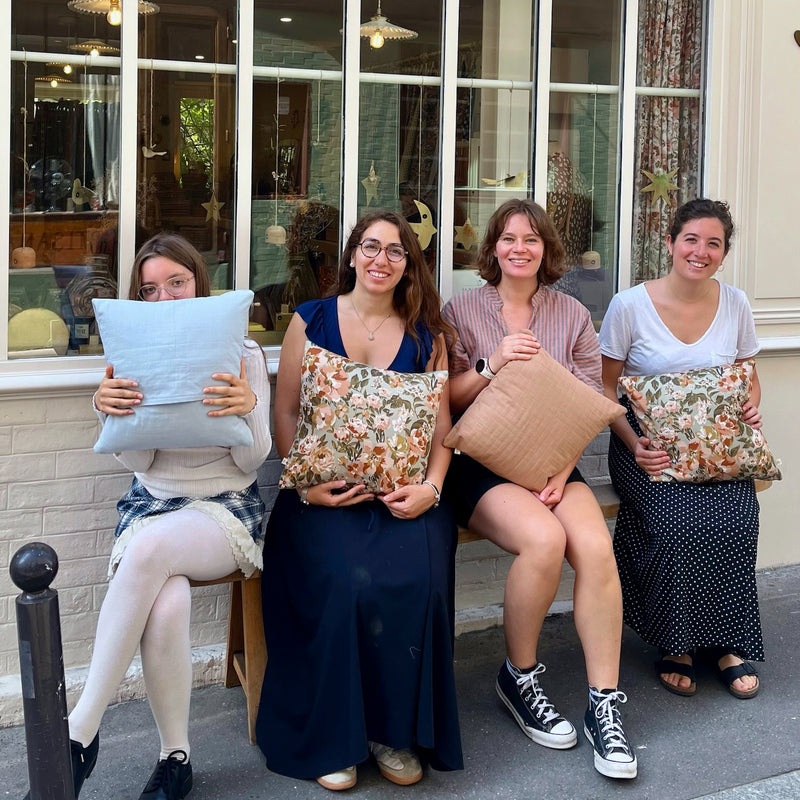 Petit groupe ayant réalisé leur première création lors de l'atelier débutant à La Maison Naïve