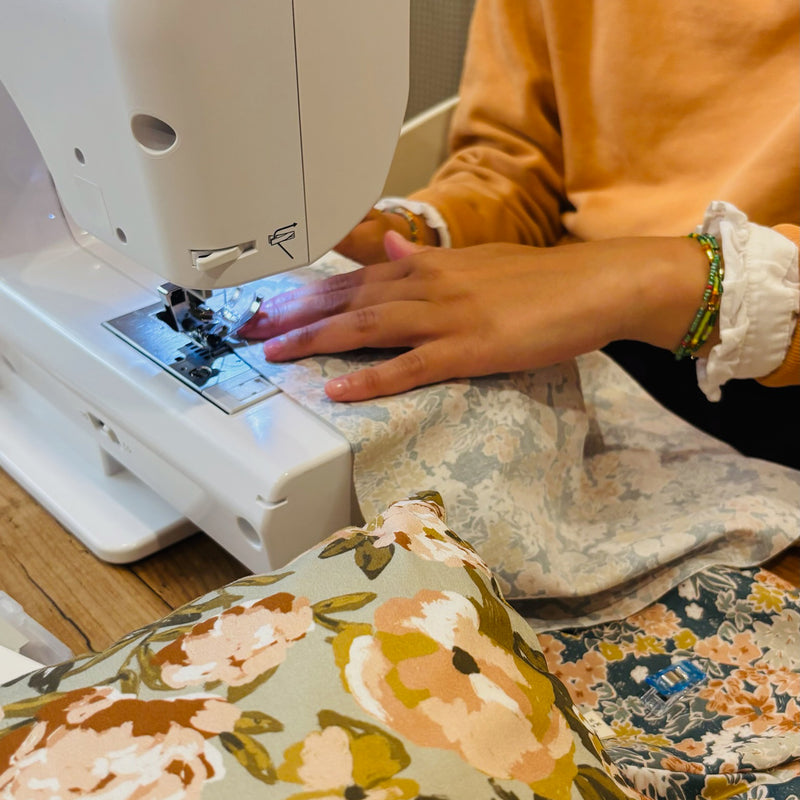 Participante à un atelier couture La Maison Naïve utilisant la machine à coudre