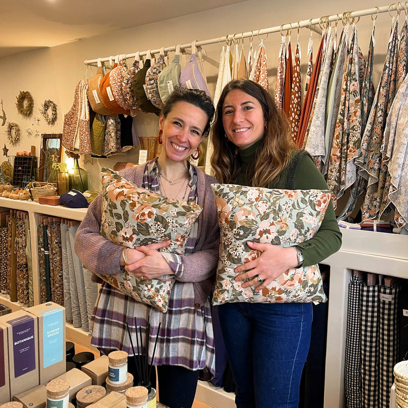 Deux participantes à l'atelier grand débutant La Maison Naïve fières de leurs coussins