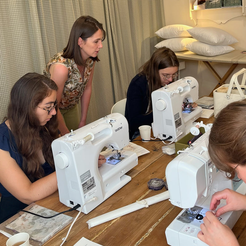 Atelier couture débutant à Paris avec accompagnement personnalisé chez La Maison Naïve