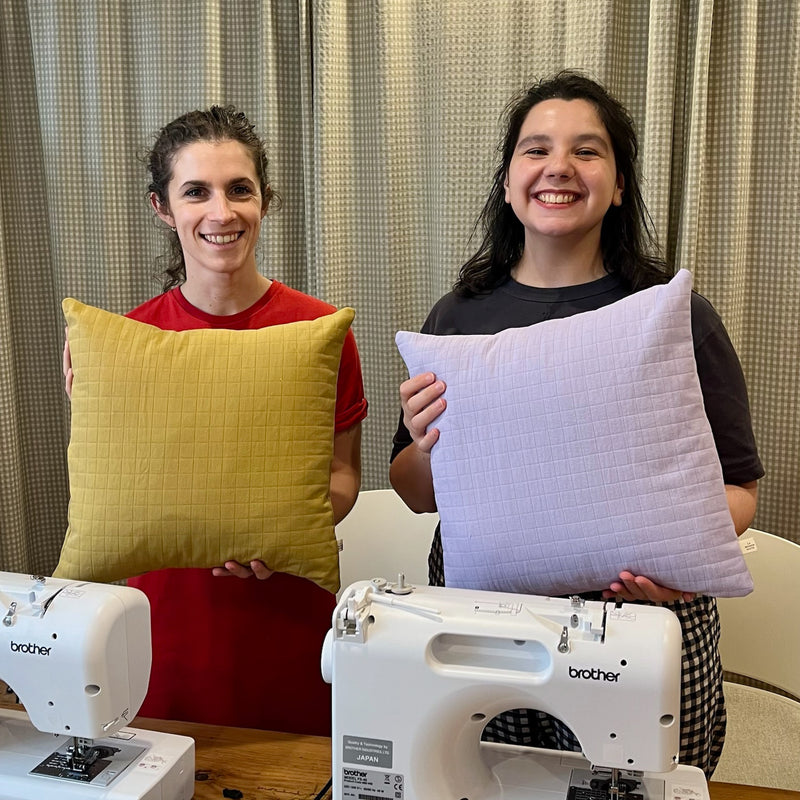Deux participantes à l'atelier couture débutant présentant leur coussin La Maison Naïve
