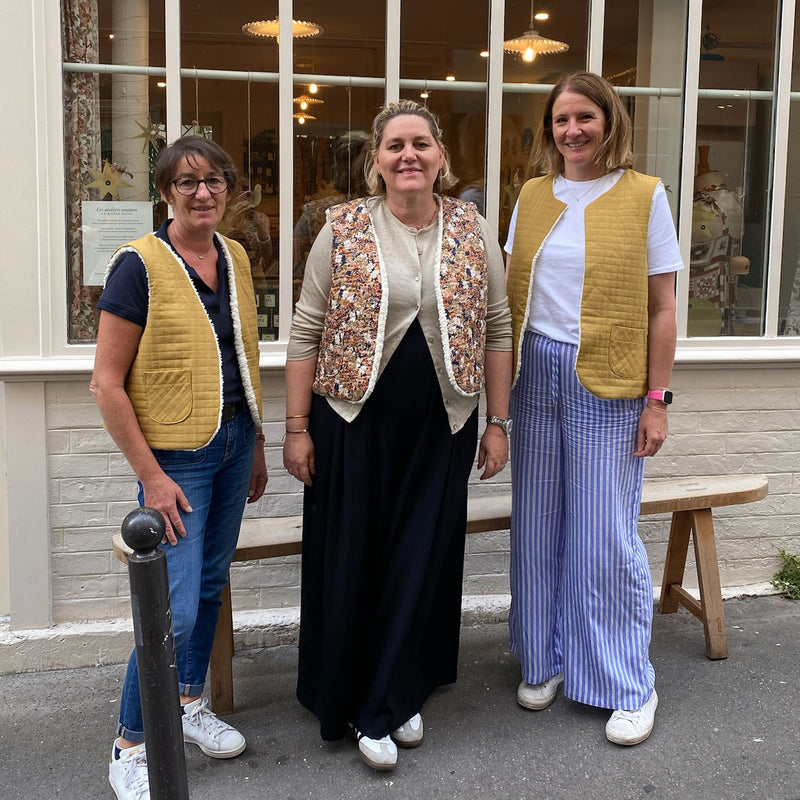 Participantes à un atelier couture La Maison Naïve présentant leurs gilets cousus main à Paris