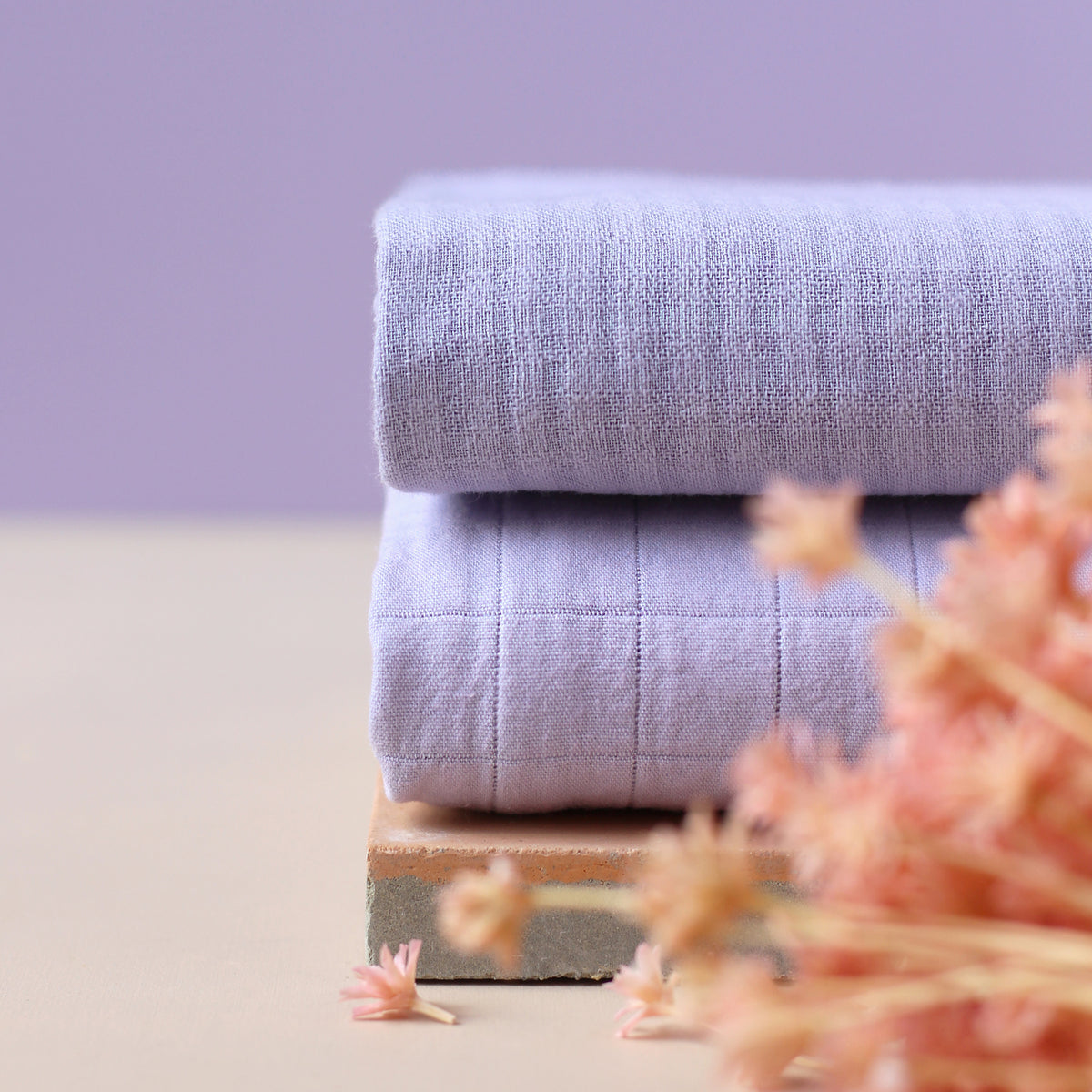 Tissu en coton à tissage petits carreaux coloris mauve La Maison Naïve