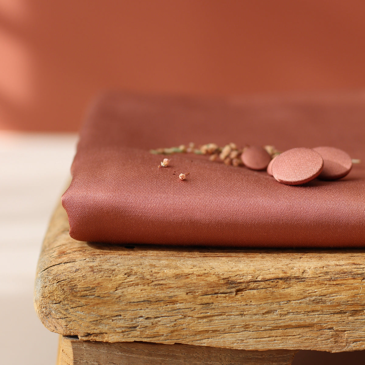 Tissu de couleur rose Sienne et boutons pour la couture de vêtements La Maison Naïve