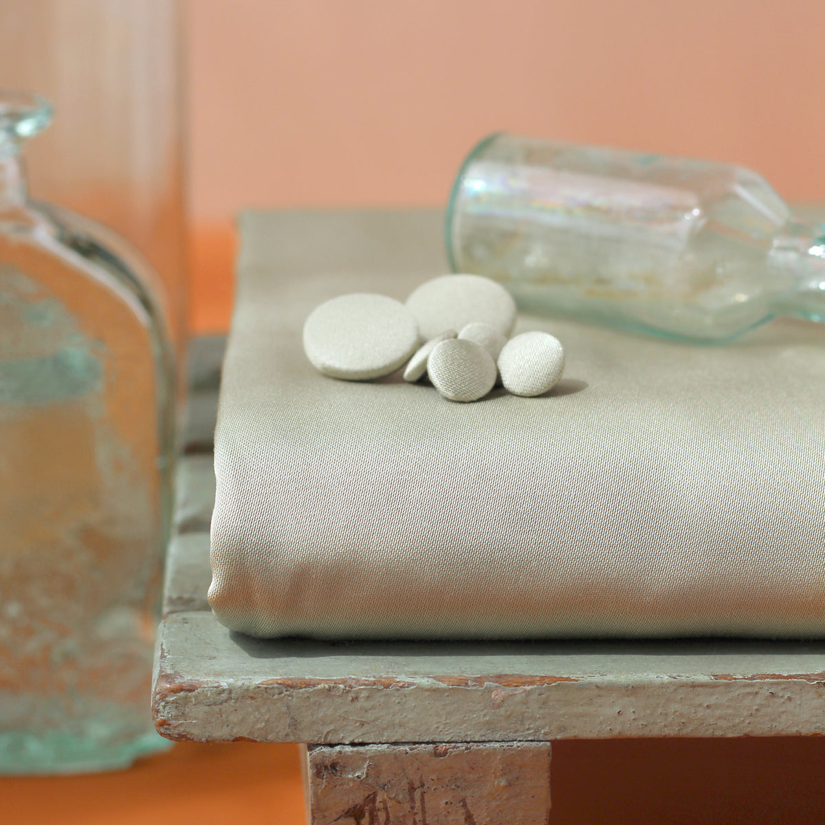 Tissu et boutons en satin vert Amande La Maison Naïve