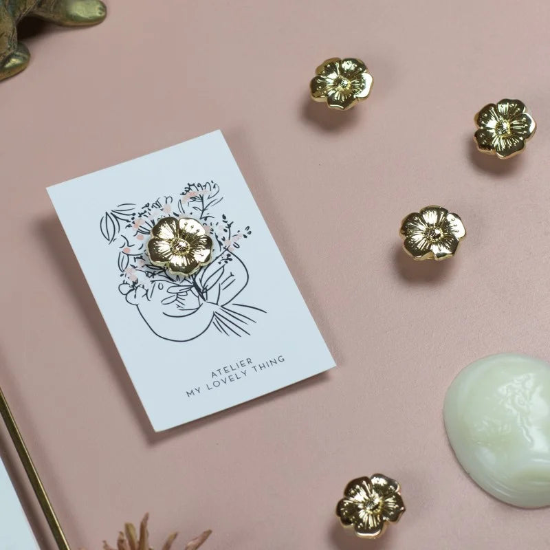 Pin's My Lovely Thing en forme de fleur Bouton d'Or doré
