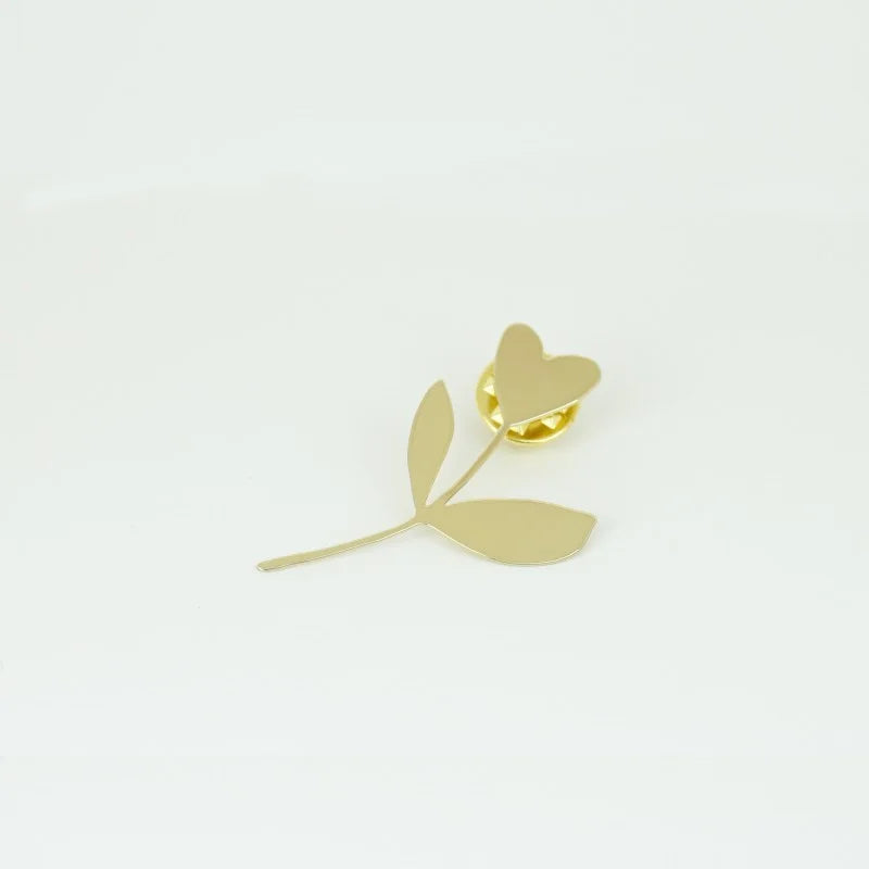 Détail du pin's Joli Brin d'Amour de My Lovely Thing avec fleur et coeur doré