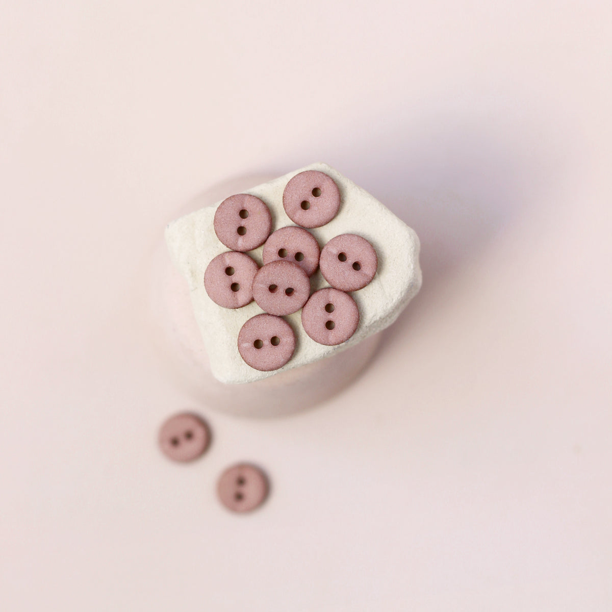 Ensemble de boutons à deux trous 10 mm couleur rose Tomette, finition mate La Maison Naïve
