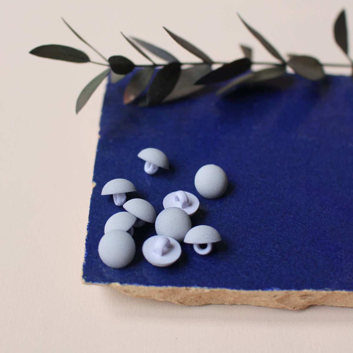 Ensemble de boutons sur pied couleur bleu lavande 10 mm, finition mate  La Maison Naïve