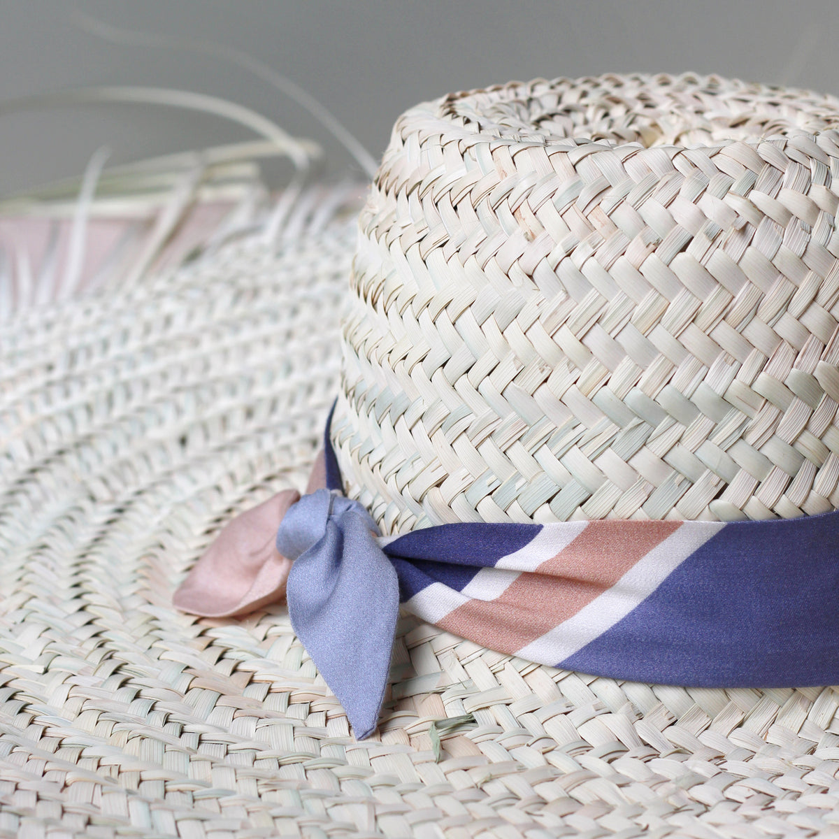 Kit de Couture Foulard à nouer Diagonales La Maison Naïve sur chapeau en palme tressé