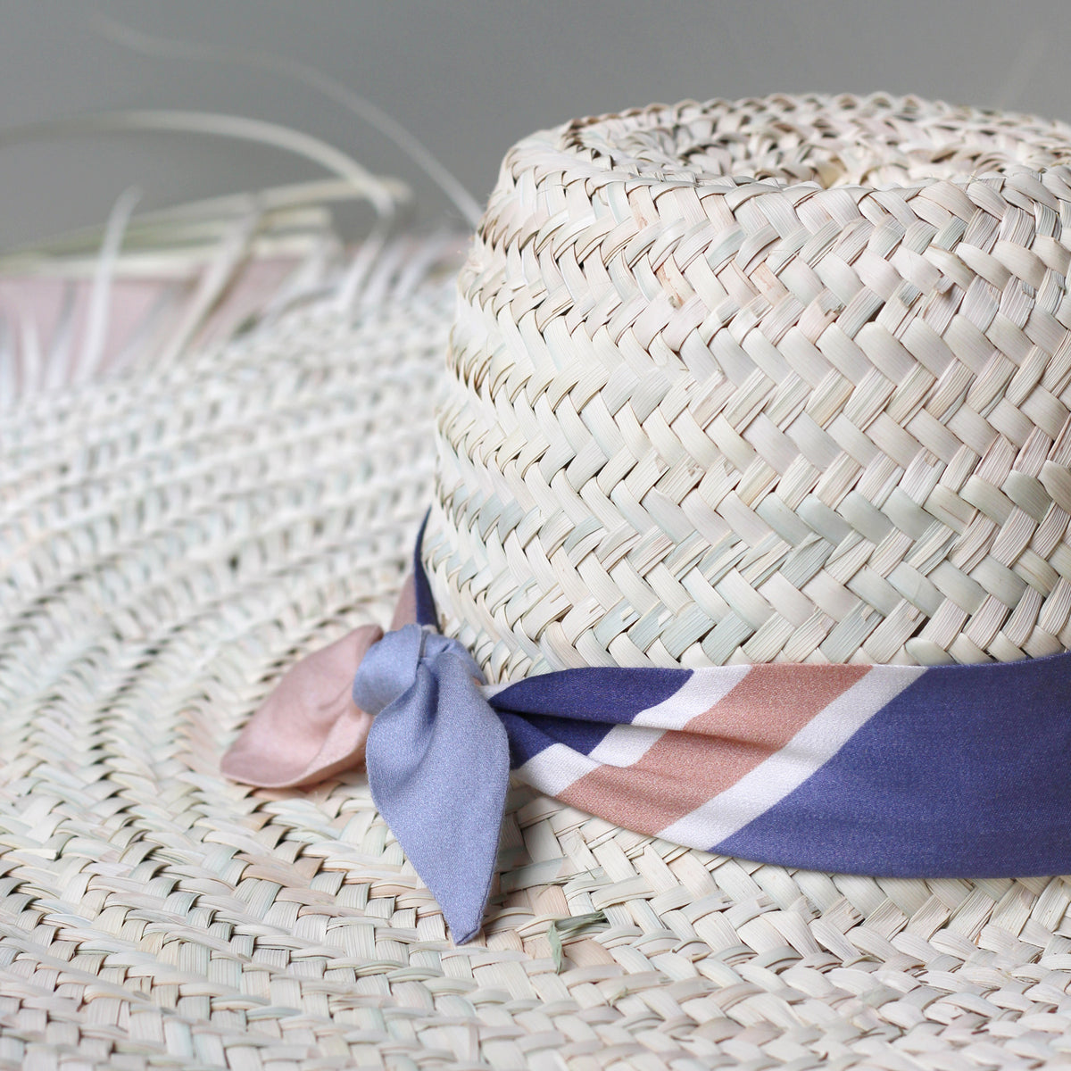 Grand chapeau en palme avec foulard  La Maison Naïve