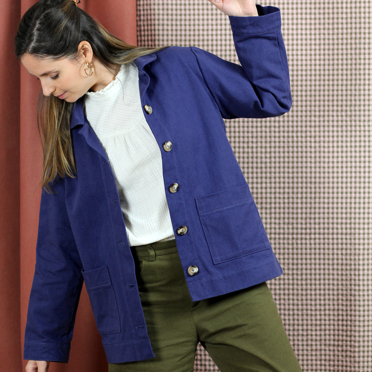 Patron de veste travailleur cousue avec le tissu Gabardine twill bleu indigo La Maison Naïve