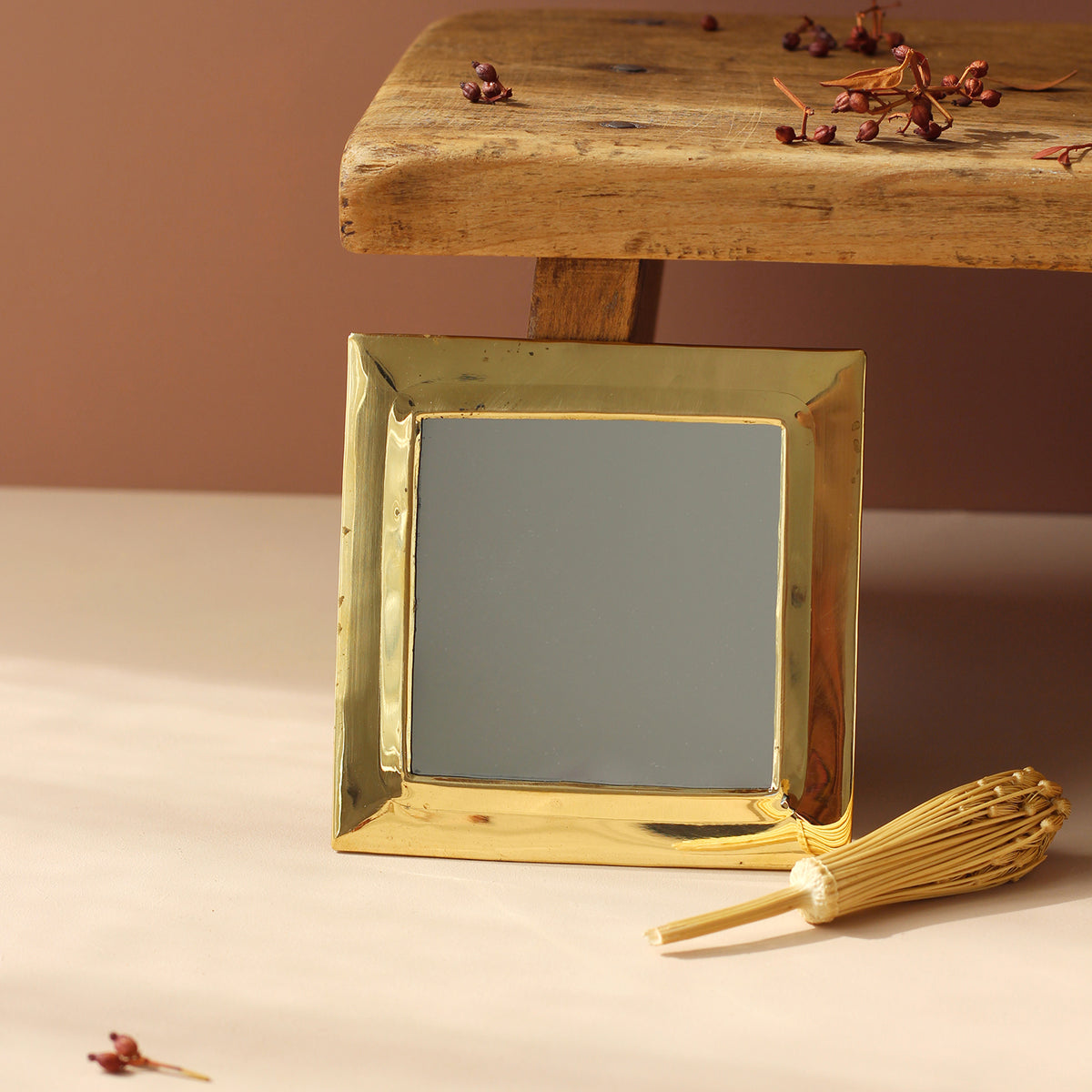 Petit miroir marocain carré avec cadre en laiton doré