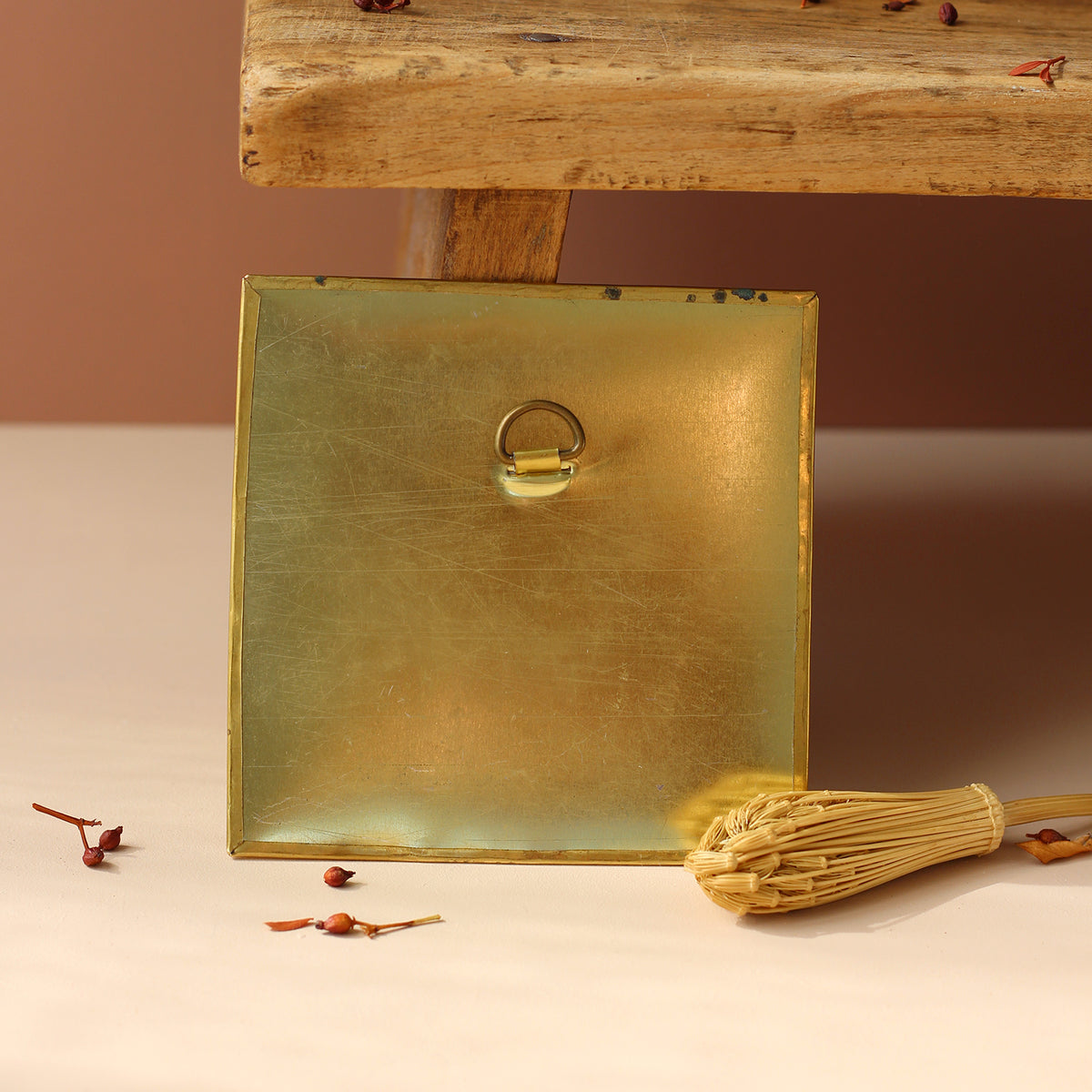 Dos du petit miroir carré avec cadre en laiton doré