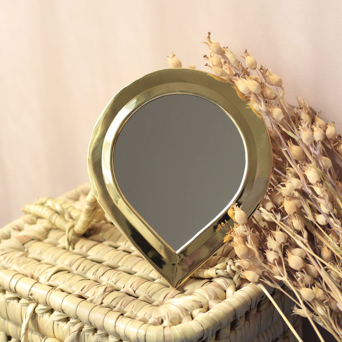 Petit miroir marocain en forme de goutte avec cadre en laiton doré