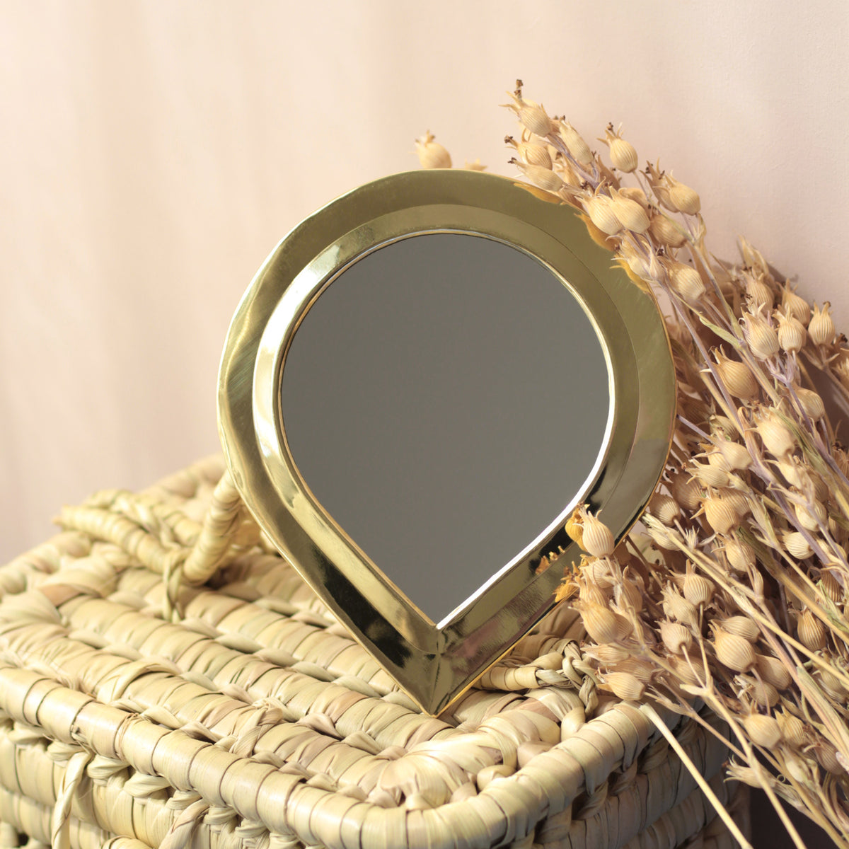 Petit miroir marocain en forme de goutte avec cadre en laiton doré