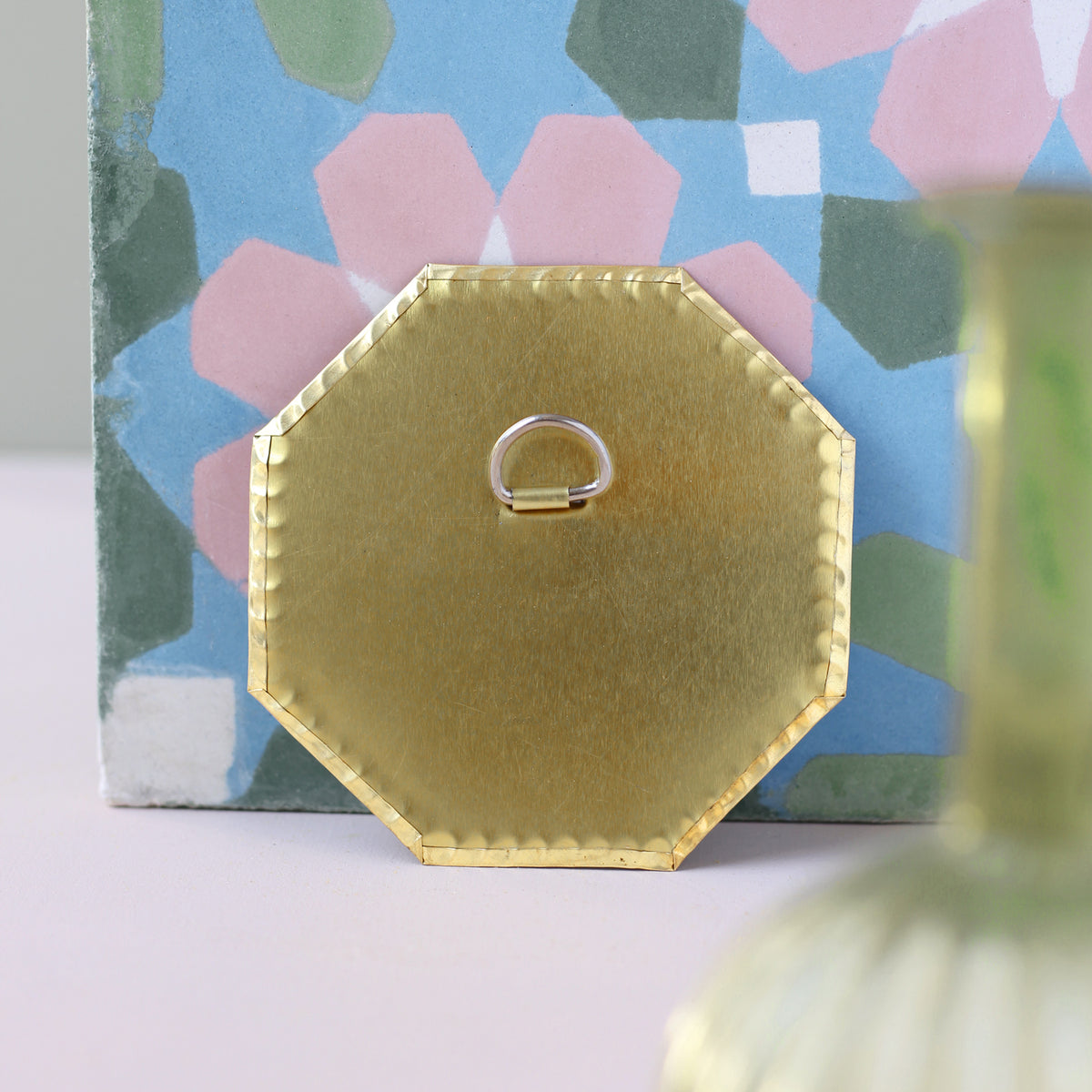 Dos du petit miroir marocain octogonal avec cadre en laiton doré
