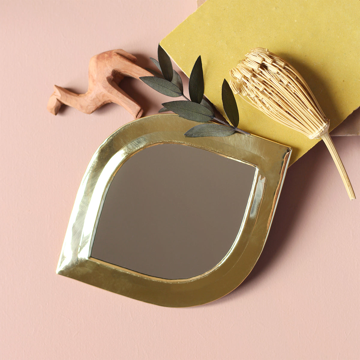 Petit miroir marocain ovale avec cadre en laiton doré