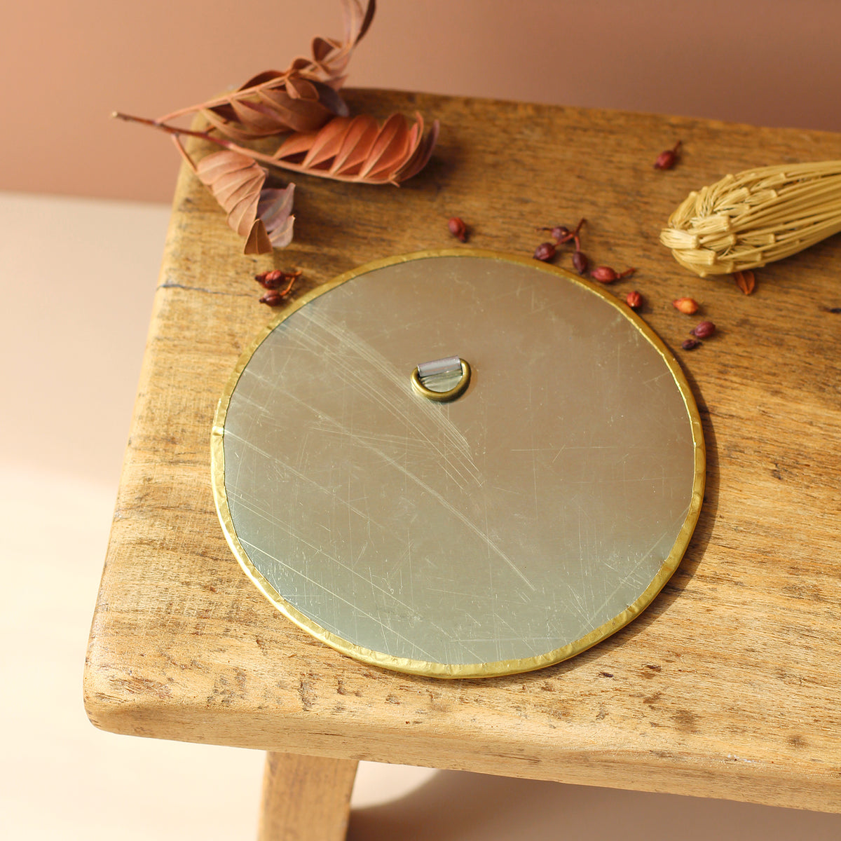 Dos du petit miroir marocain rond avec cadre en laiton doré