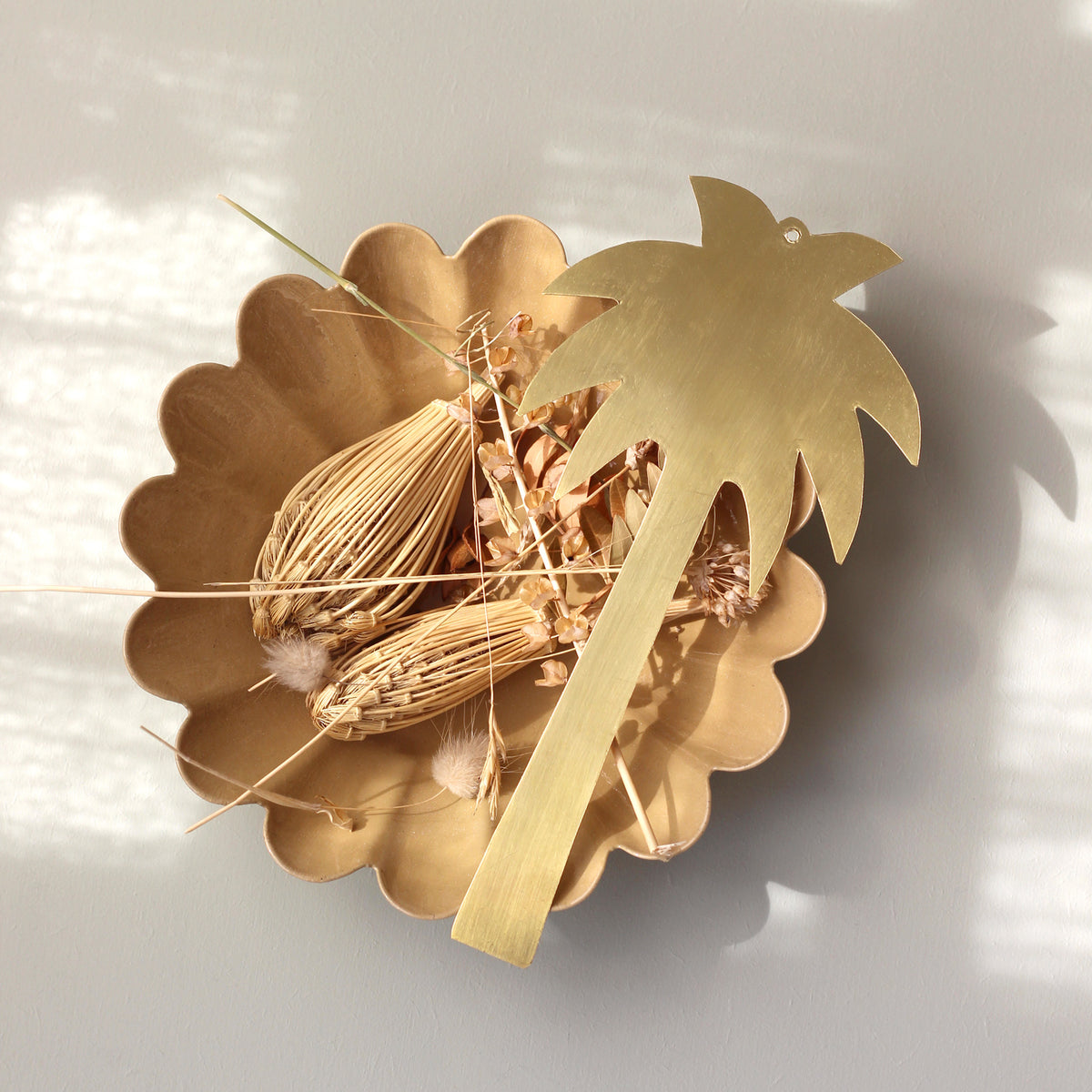 Petit palmier en laiton doré à accrocher en décoration murale