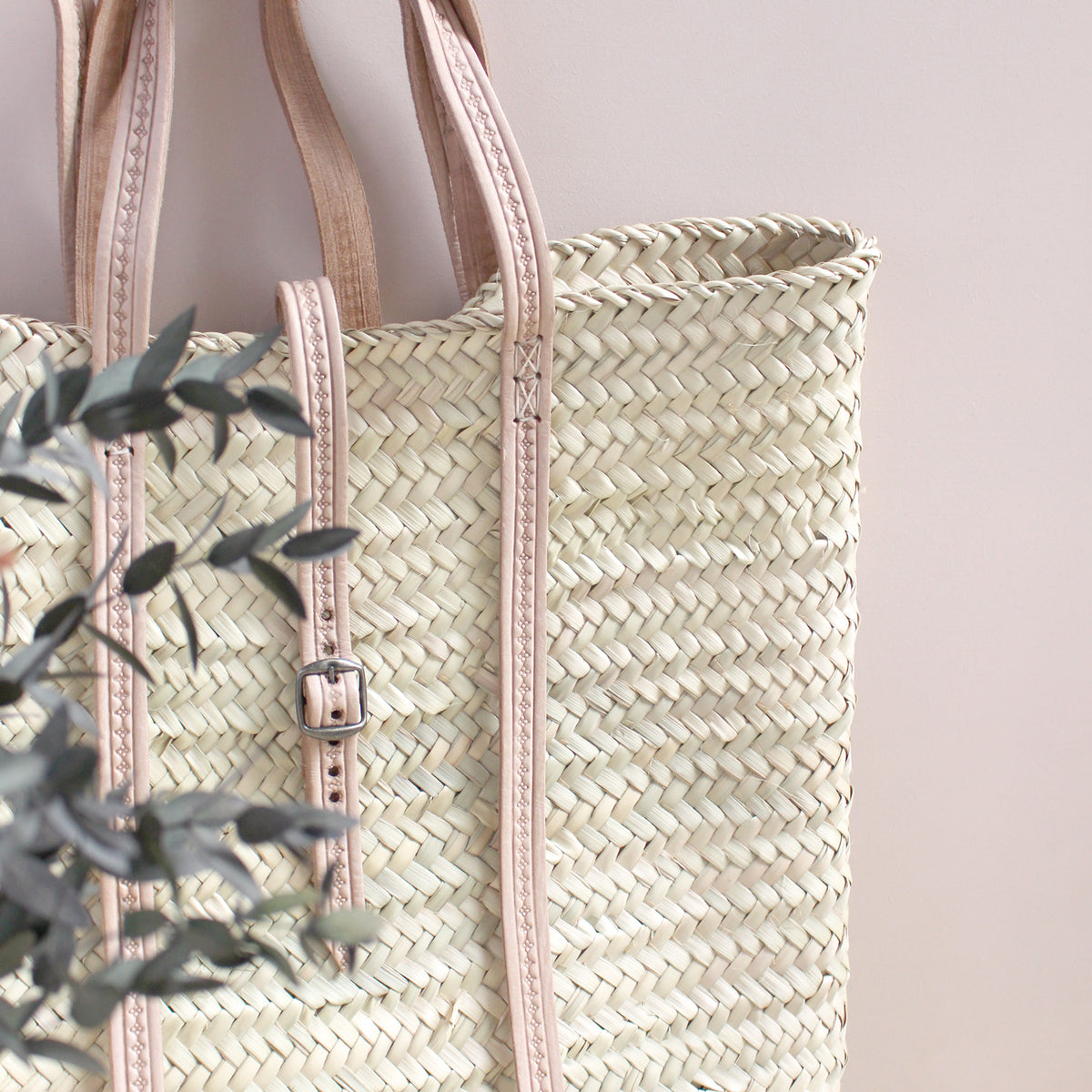 Détail de la fermeture du sac à dos en palme et cuir rose