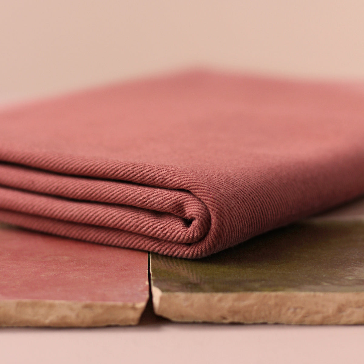 Tissu Gabardine Twill rose Sienne La Maison Naïve fabriquée en France