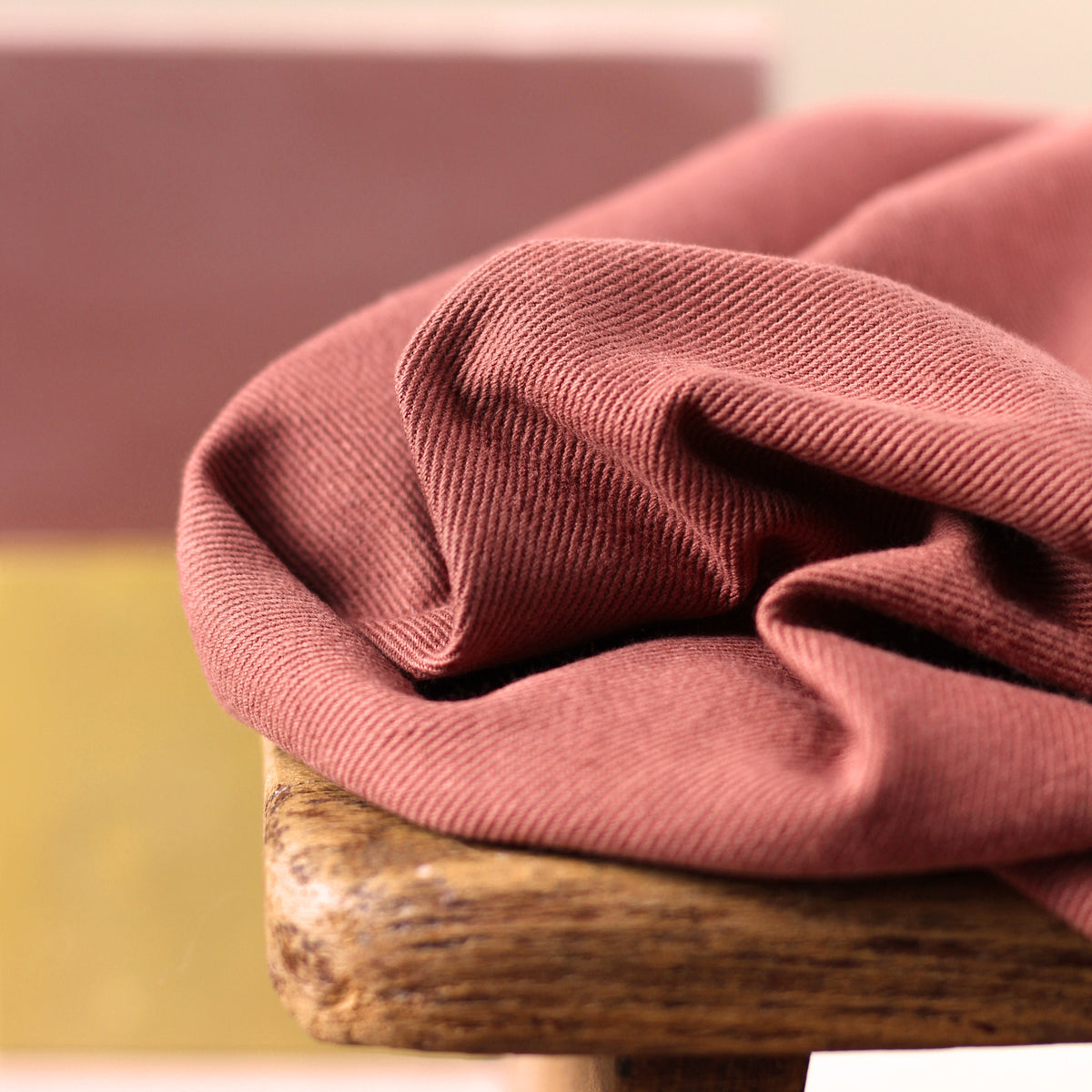 Zoom sur le tissage sergé de la gabardine rose Sienne La Maison Naïve