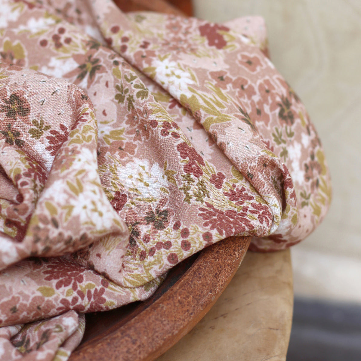 Tissu Crépon de Viscose Prairie rose Tomette La Maison Naïve